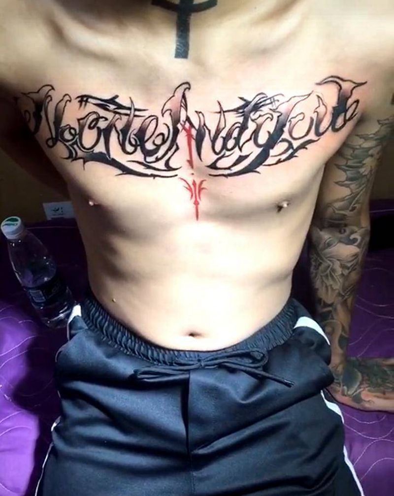 花体字纹身图片_胸部花体字纹身图案