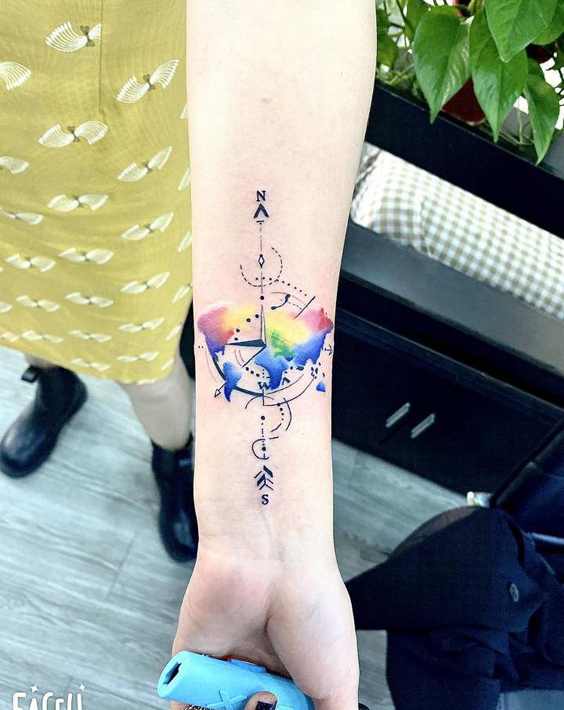 指南针纹身图片_手臂水彩纹身图案