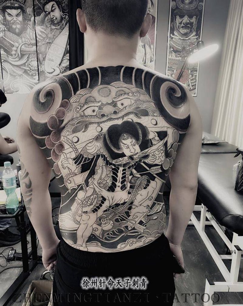 未完成纹身图片_背部老传统纹身图案