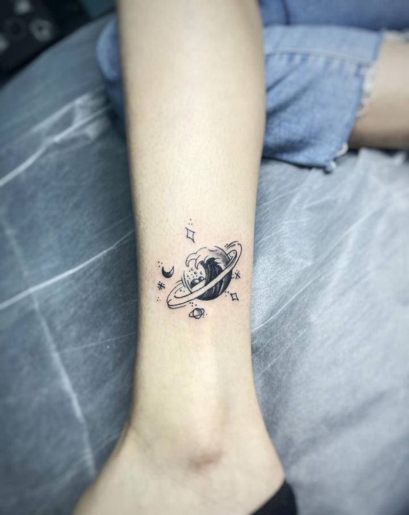 快乐星球纹身图片_腿部脚部几何点刺星球纹身图案