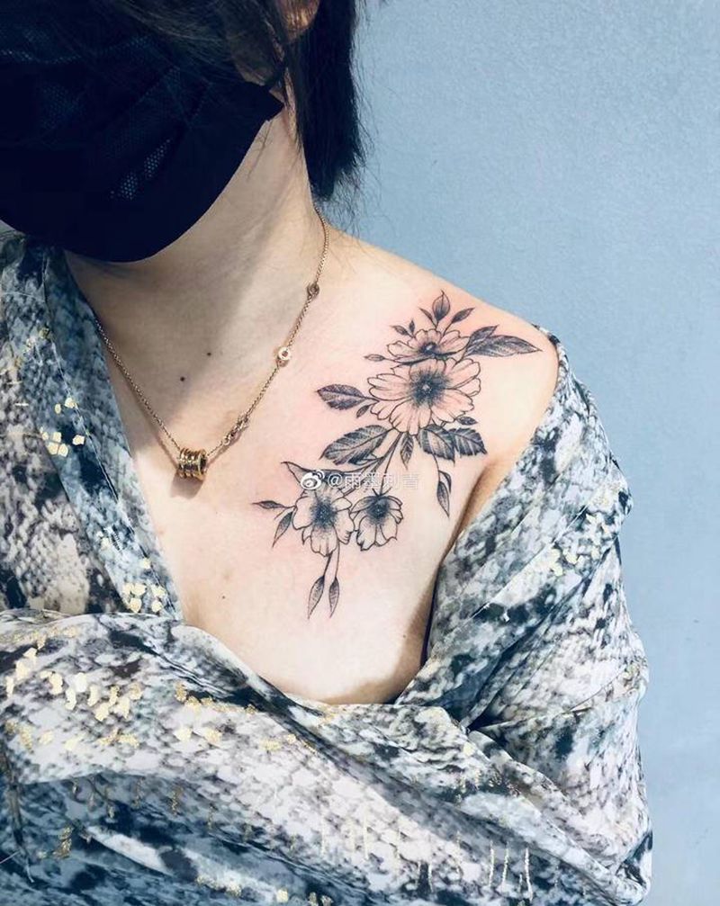 素花小清新纹身图片_胸部肩部新传统老传统纹身图案