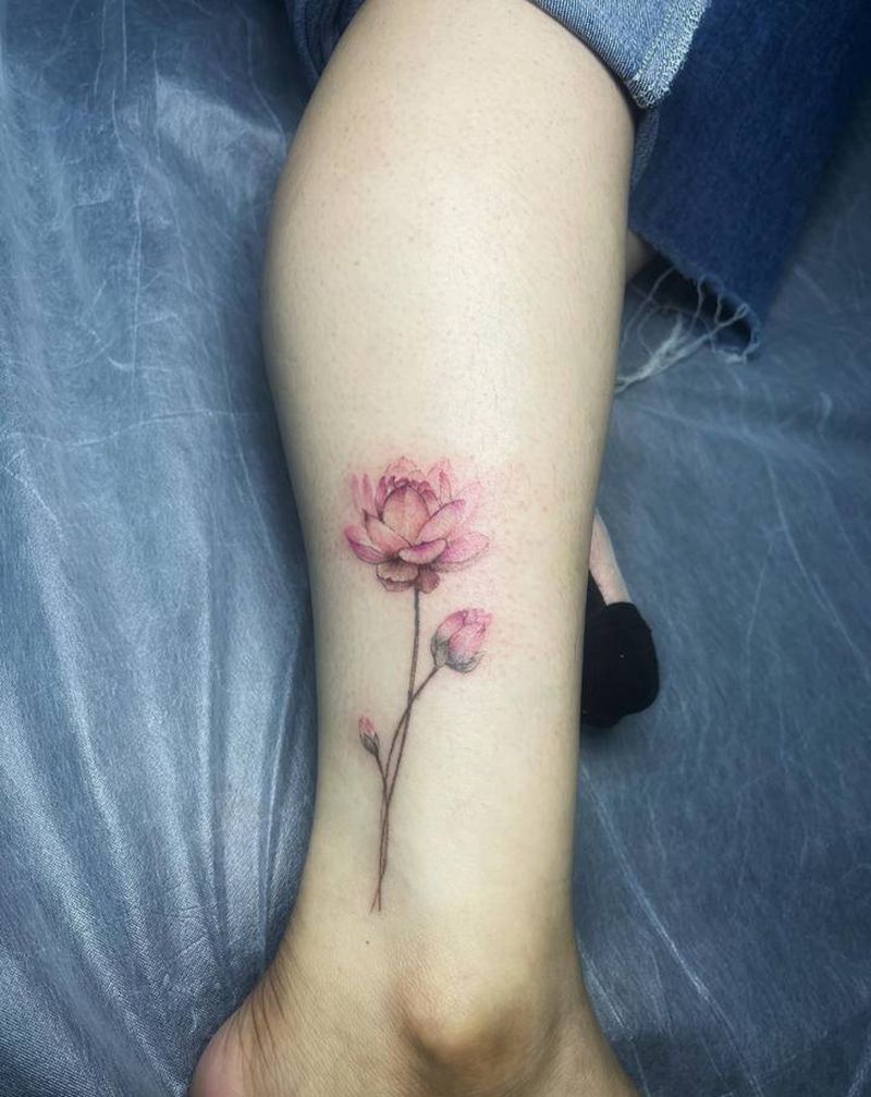 荷花纹身图片_腿部水墨点刺荷花纹身图案