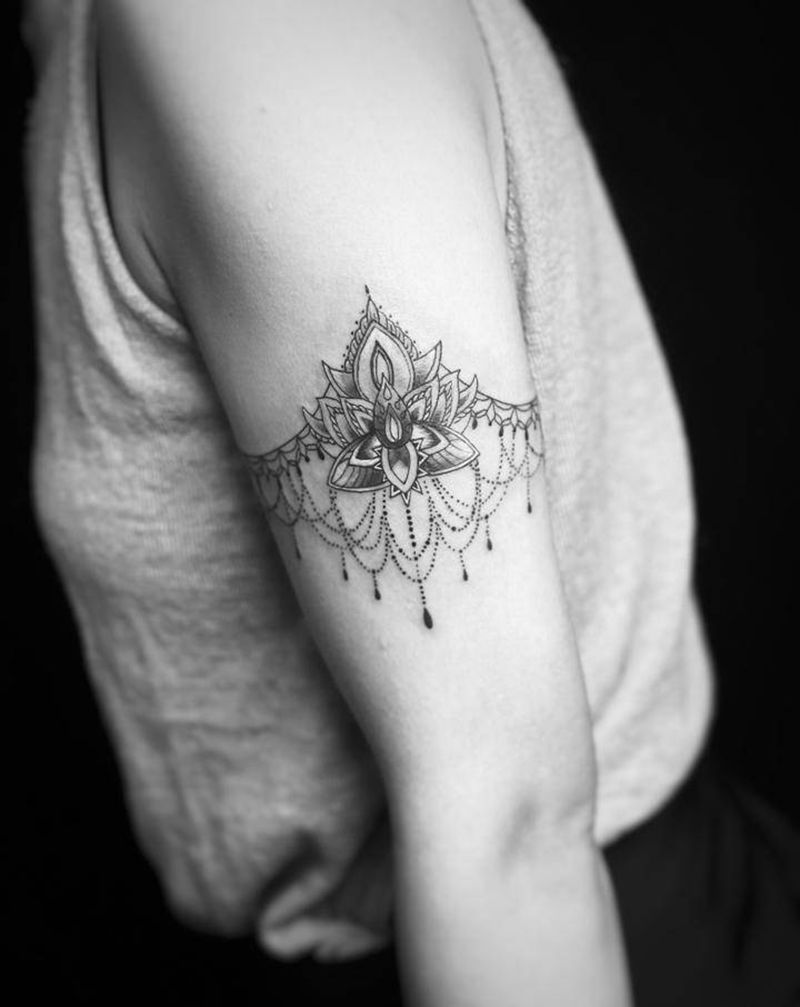 梵花点刺纹身图片_肩部点刺几何繁花纹身图案