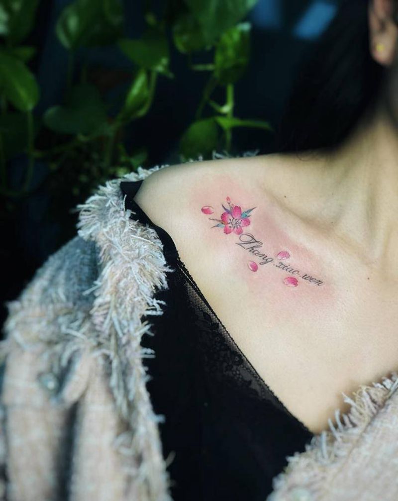 小清新纹身图片_胸部颈部点刺花体字樱花 字母纹身图案