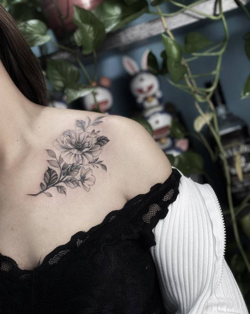 素花纹身图片_胸部水墨点刺素花纹身图案