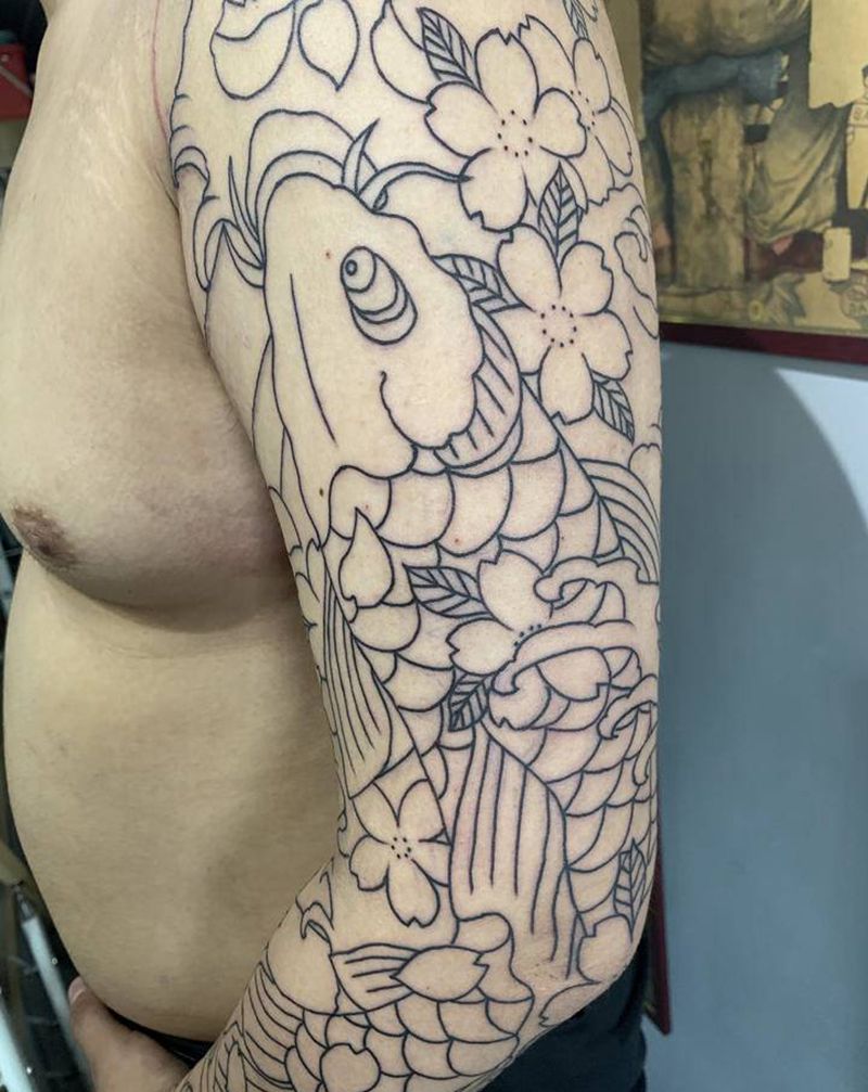 樱花鱼纹身图片_手臂老传统鱼 樱花纹身图案