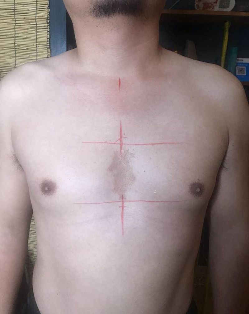 水墨太极鱼遮盖纹身图片_胸部纹身图案