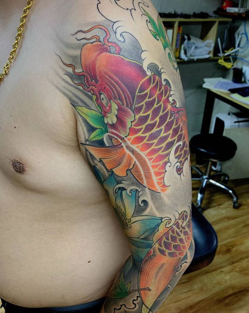 鲤鱼花臂纹身图片_手臂新传统鲤鱼荷花水浪纹身图案