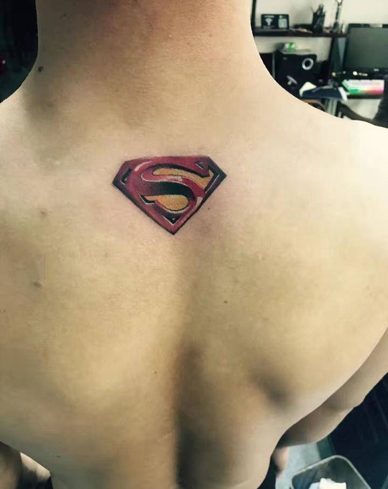 超人标纹身图片_颈部纹身图案