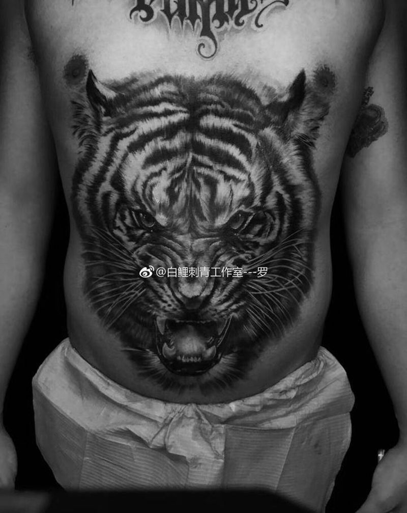 虎虎虎纹身图片_腹部欧美写实纹身图案
