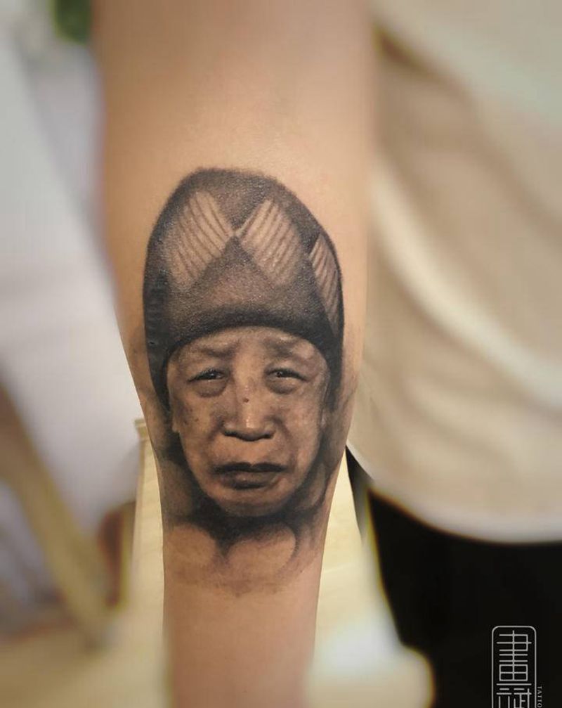 肖像纹身图片_手臂欧美写实家人家人照片亲人照片纹身图案