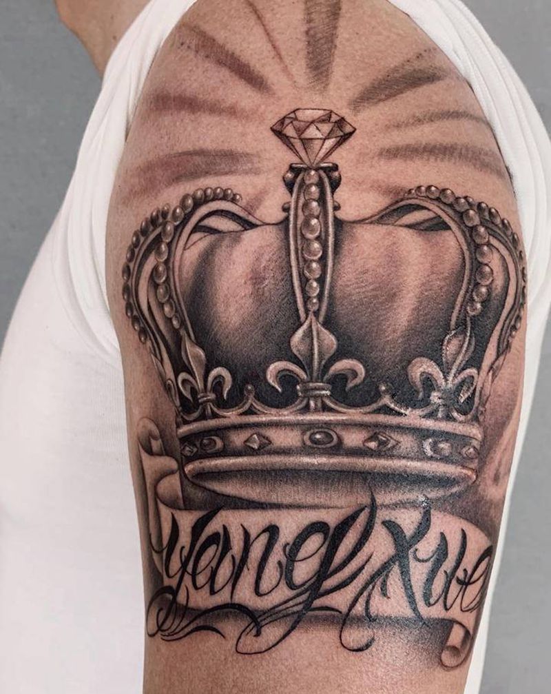 皇冠纹身图片_手臂欧美写实花体英文大臂皇冠纹身图案