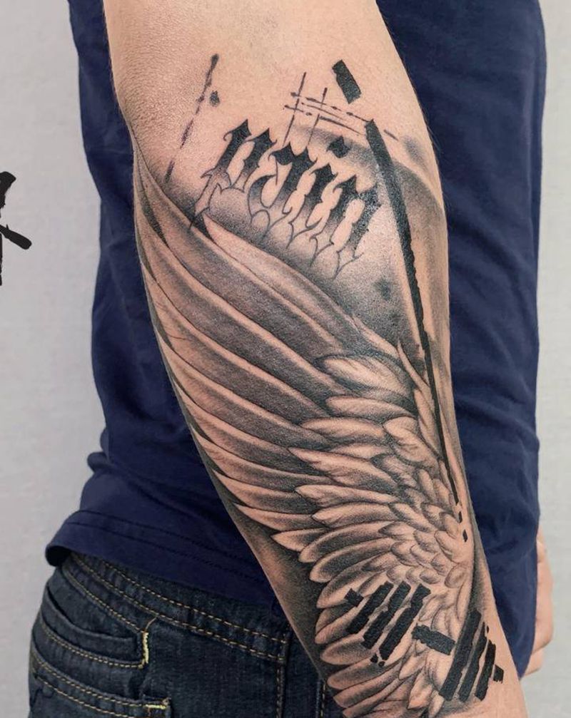 翅膀纹身图片_手臂欧美写实花体字翅膀小臂哑铃纹身图案