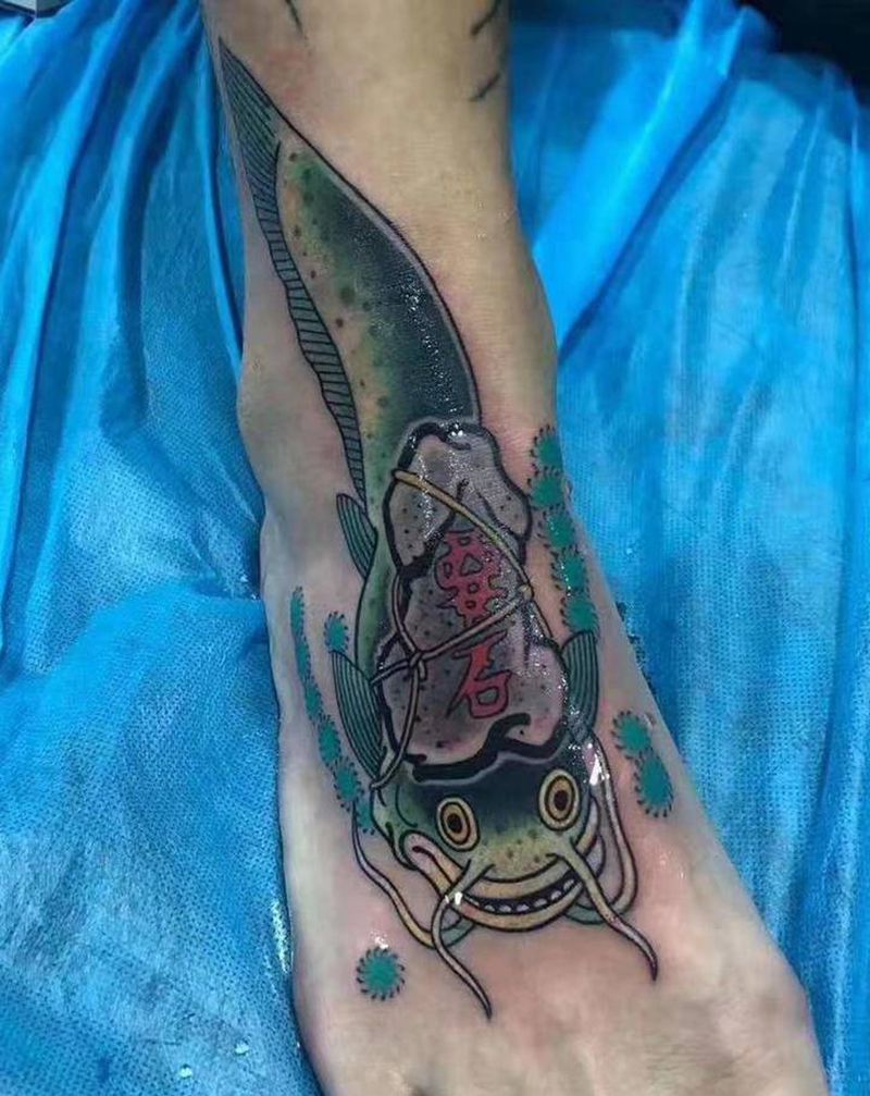 鲶鱼纹身图片_脚部老传统纹身图案