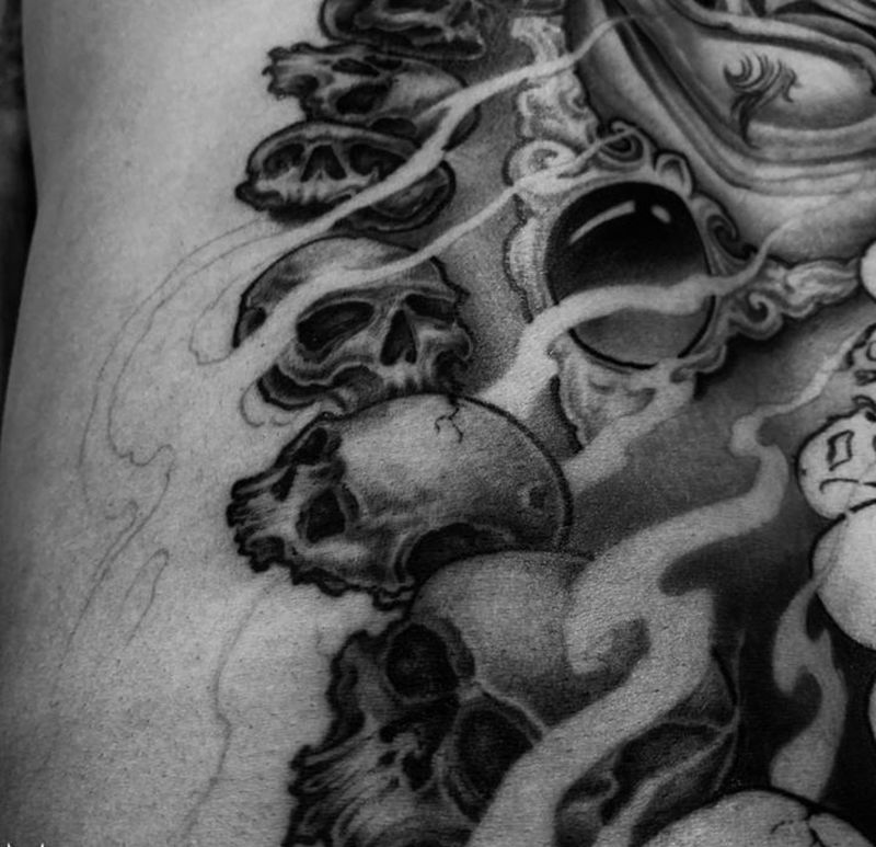 黑天局部纹身图片_背部新传统纹身图案