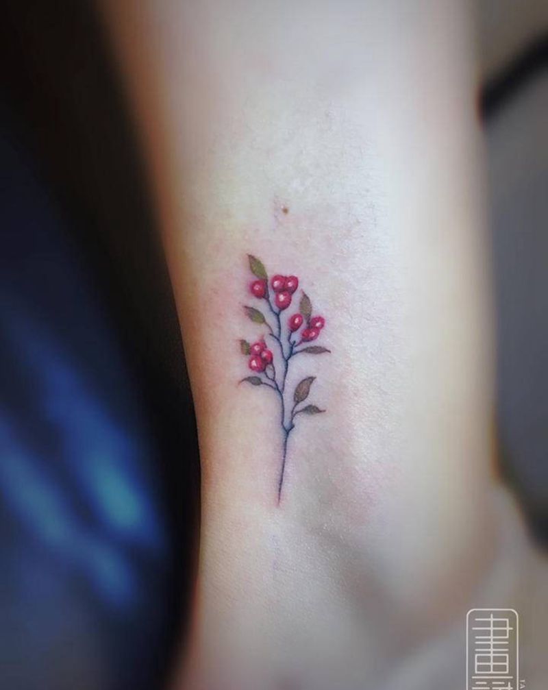 小清新花朵纹身图片_脚部欧美写实脚部小清新花朵纹身图案