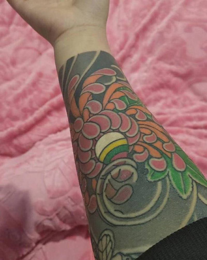 菊花纹身图片_手臂老传统纹身图案