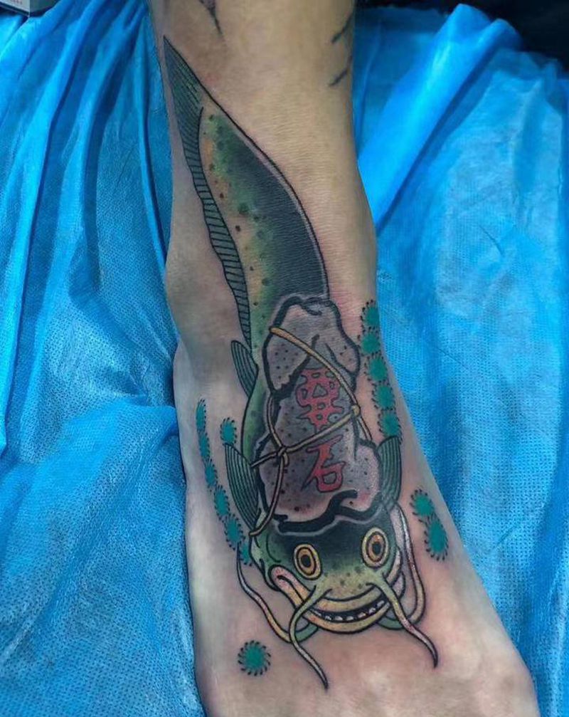 地震鲶纹身图片_脚部老传统纹身图案