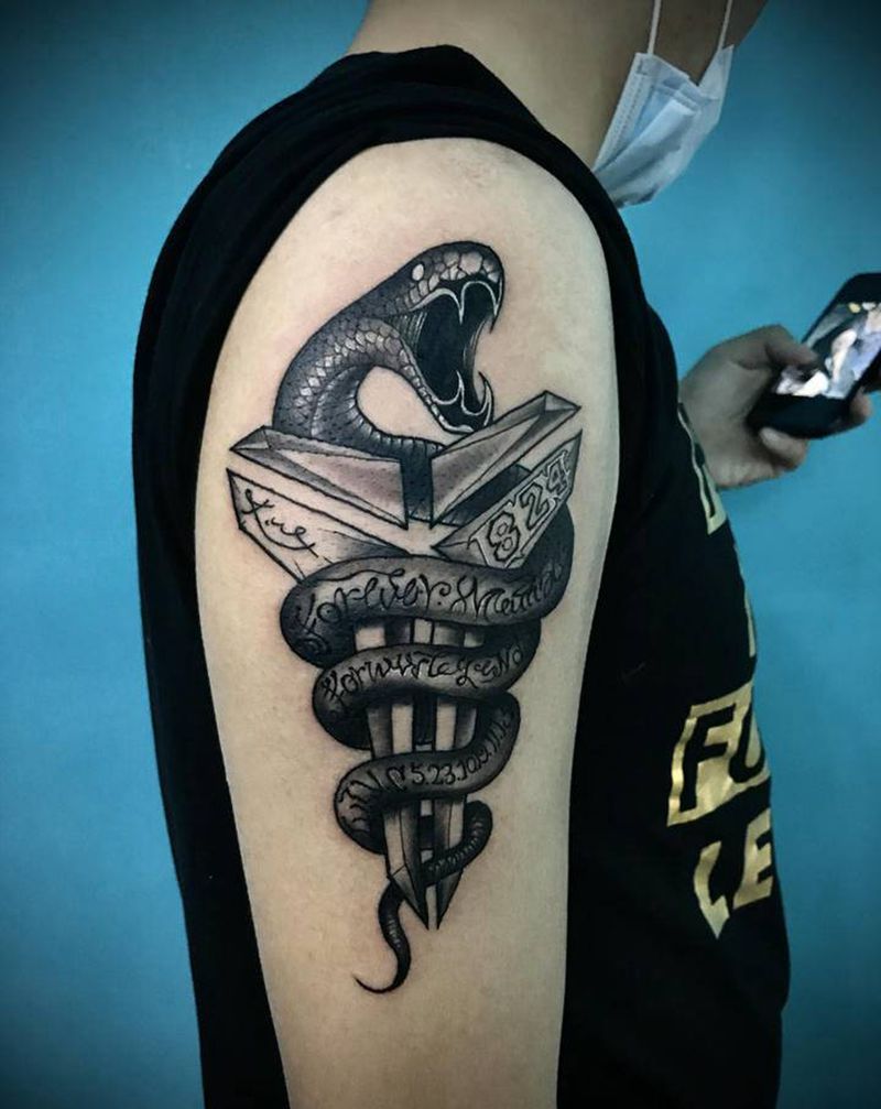 黑曼巴纹身图片_手臂肩部几何花体字纹身图案