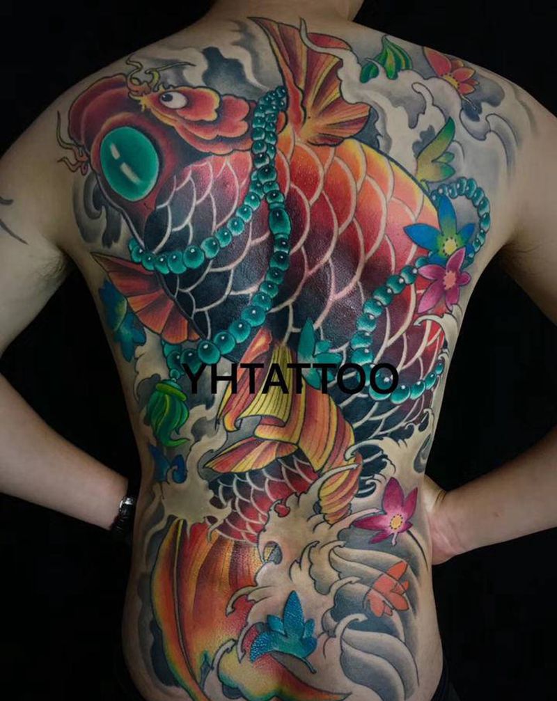 满背招财锦鲤纹身图片_背部新传统鲤鱼传统纹身图案