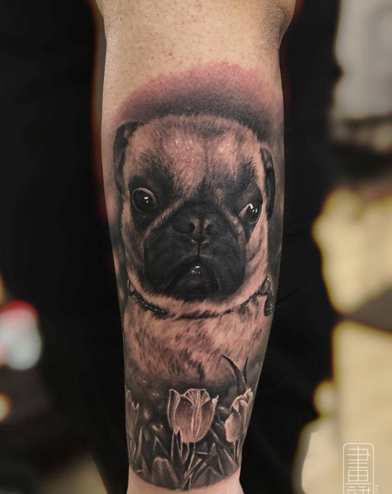 肖像纹身图片_手臂欧美写实巴哥犬肖像花朵纹身图案