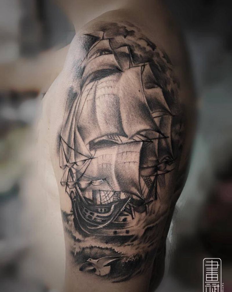 帆船纹身图片_手臂肩部欧美写实帆船海鸥船纹身图案