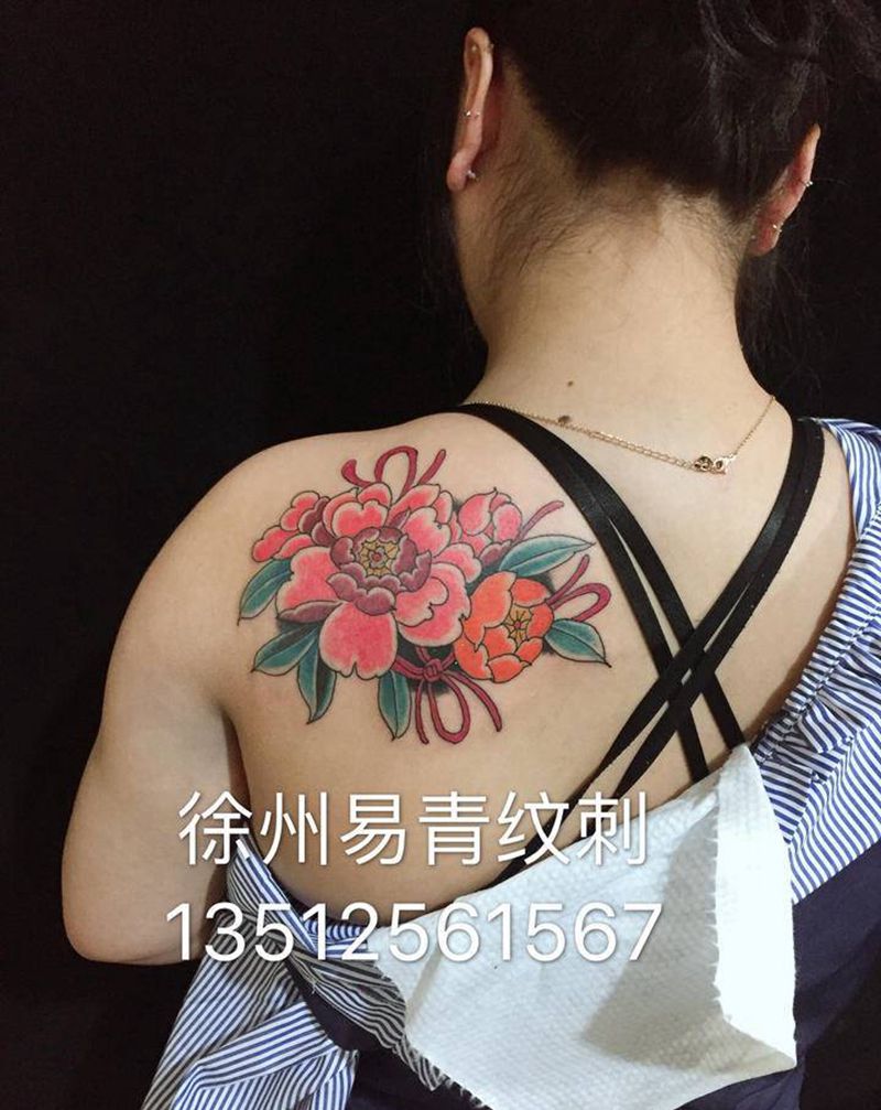 肩上牡丹纹身图片_肩部新传统纹身图案