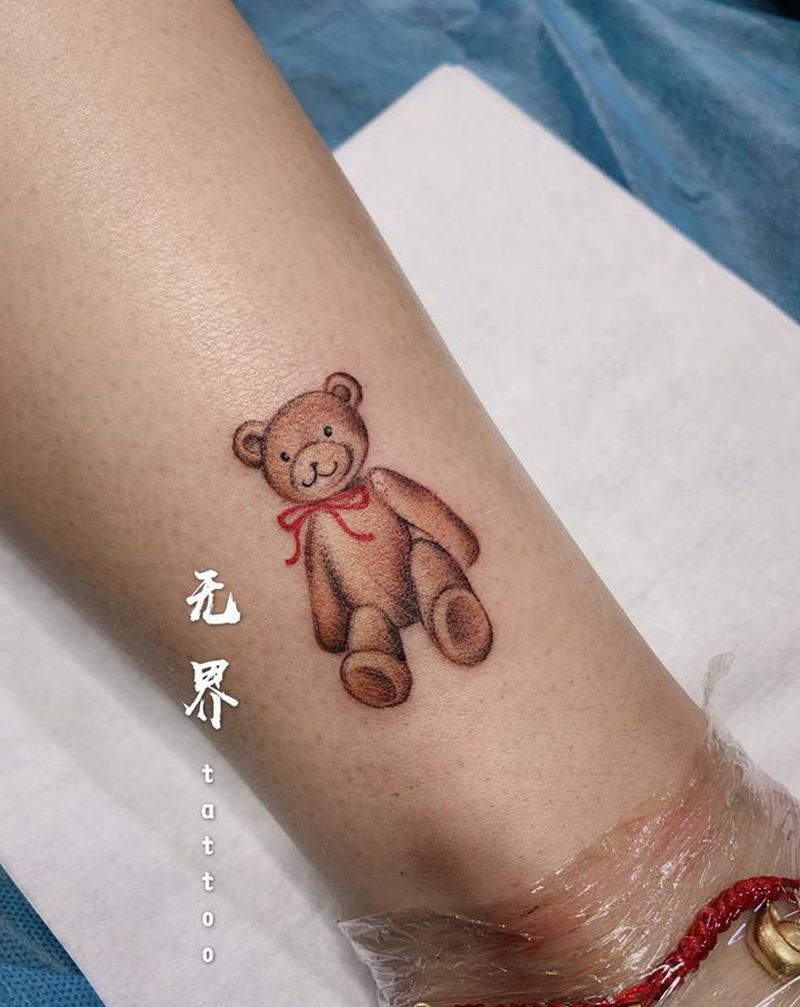 泰迪熊纹身图片_脚部水彩熊脚踝文具熊纹身图案