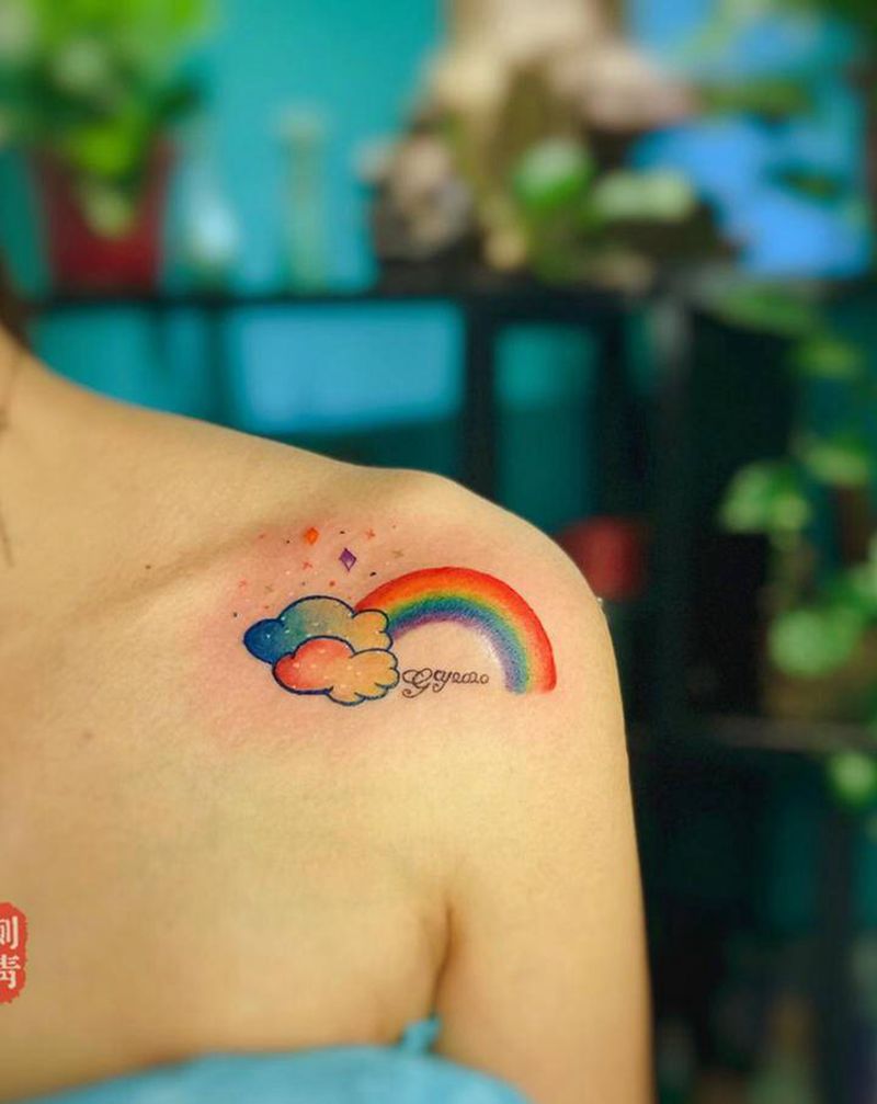 彩虹纹身图片_肩部胸部水彩彩虹  云朵纹身图案