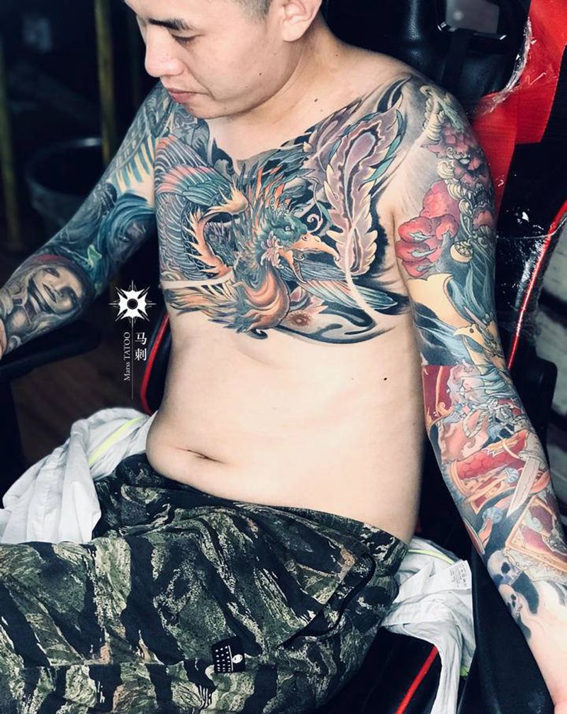 三年纹身图片_胸部手臂纹身图案