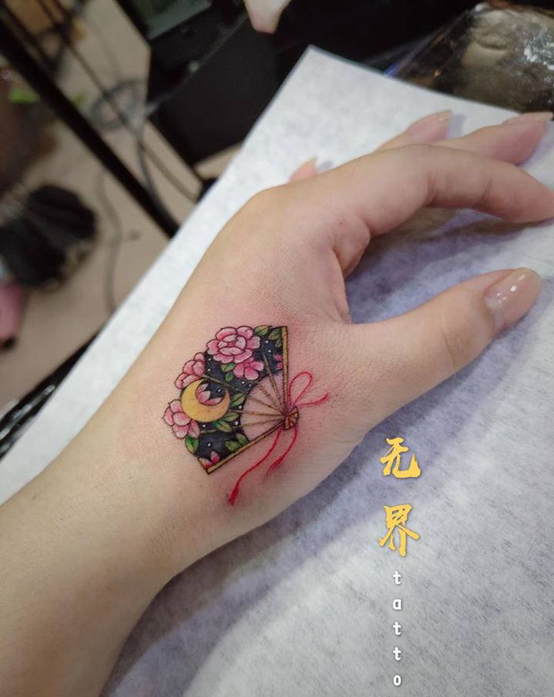 遮盖纹身图片_手部虎口扇子遮盖纹身图案