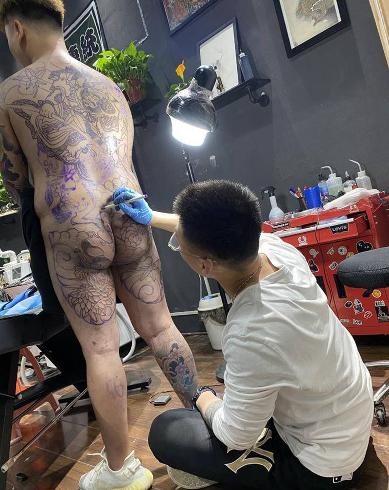 彫金制造 哈哈纹身图片_背部老传统纹身图案