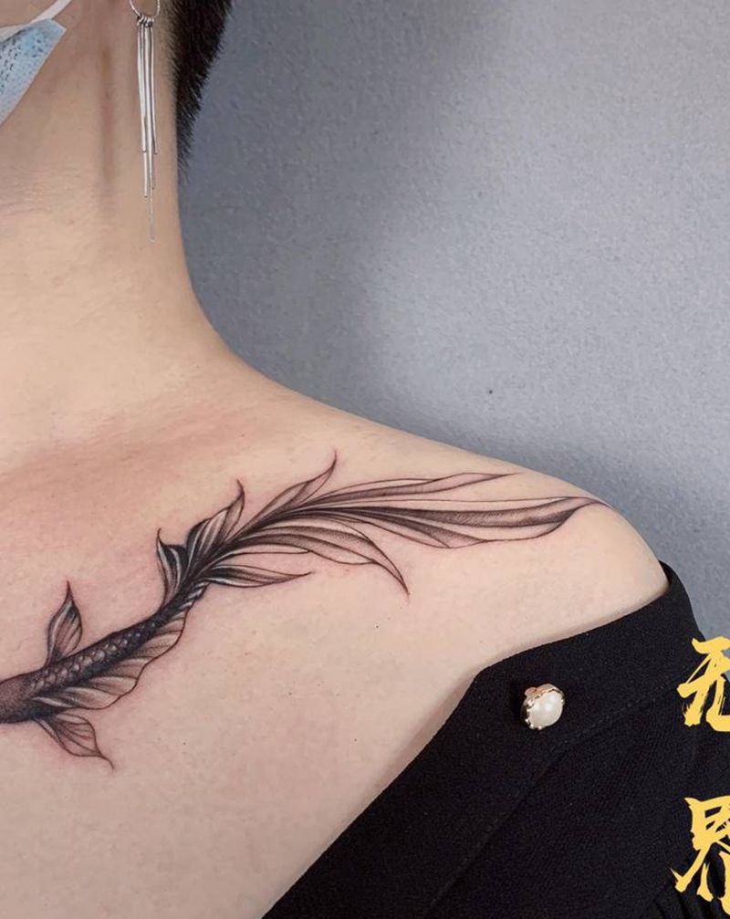 遮盖纹身图片_肩部水墨金鱼锁骨遮盖纹身图案