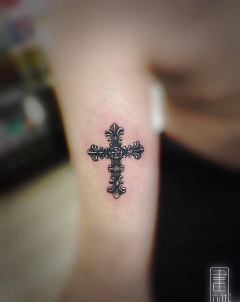 十字架纹身图片_手臂欧美写实十字架写实十字架基督教纹身图案