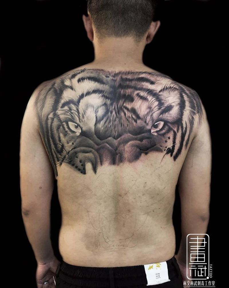 老虎纹身图片_背部欧美写实老虎蔷薇满背老虎纹身图案