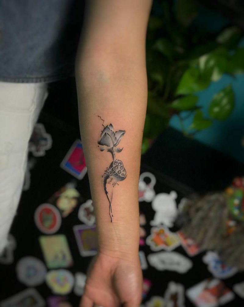 水墨荷纹身图片_手臂手部水彩水墨荷花纹身图案