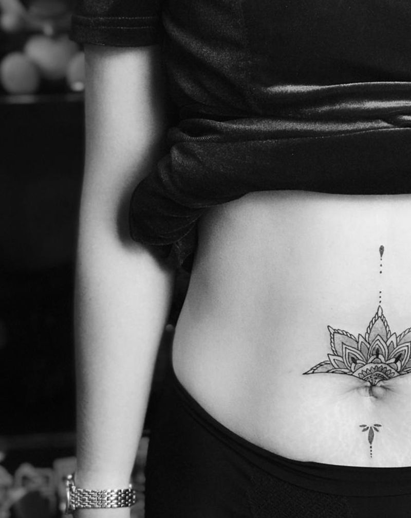 繁花纹身图片_腰部腹部几何点刺繁花纹身图案