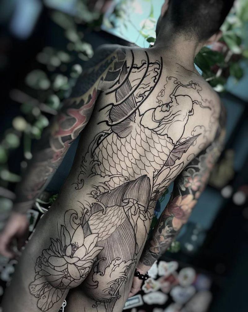 满背鲤鱼纹身图片_背部新传统鲤鱼纹身图案