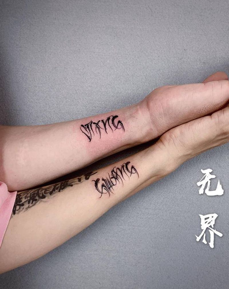 情侣纹身图片_手部手臂花体字手腕英文情侣纹身图案