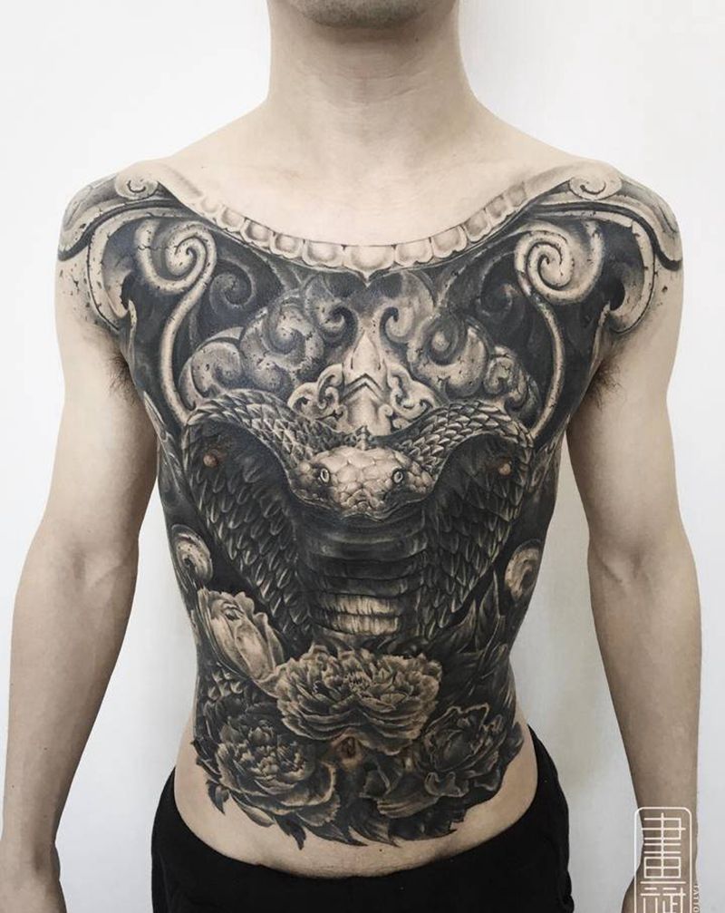 守护纹身图片_腹部胸部欧美写实眼镜蛇石雕牡丹花纹身图案