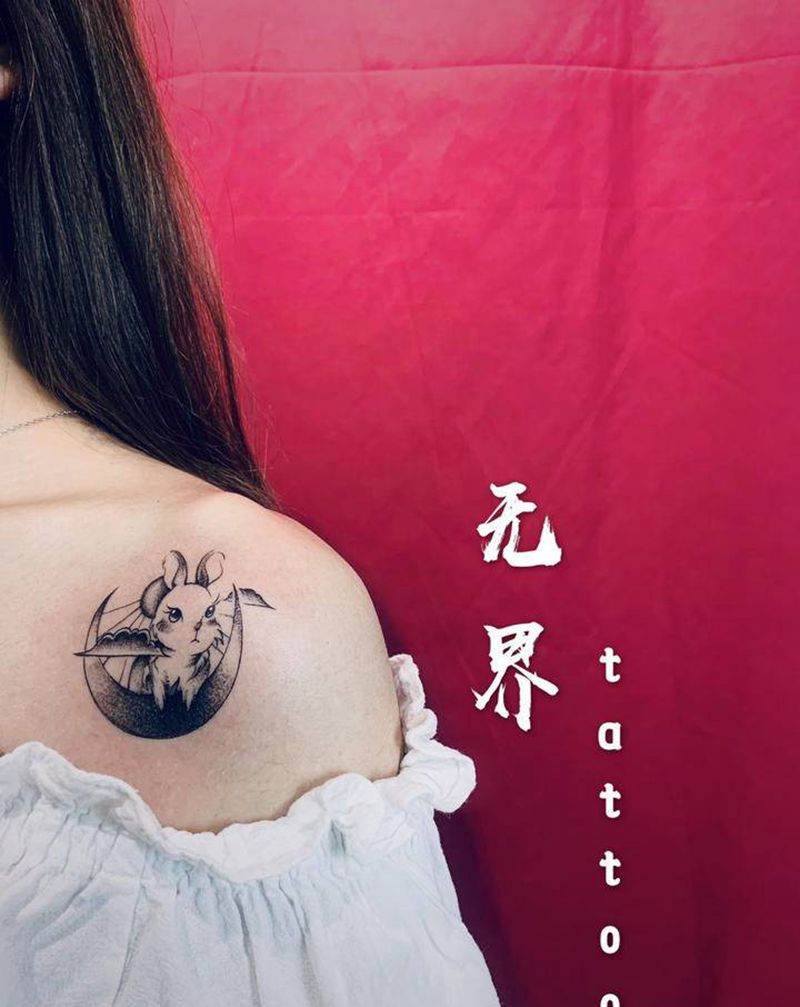 月亮兔纹身图片_肩部点刺兔子月亮肩头纹身图案