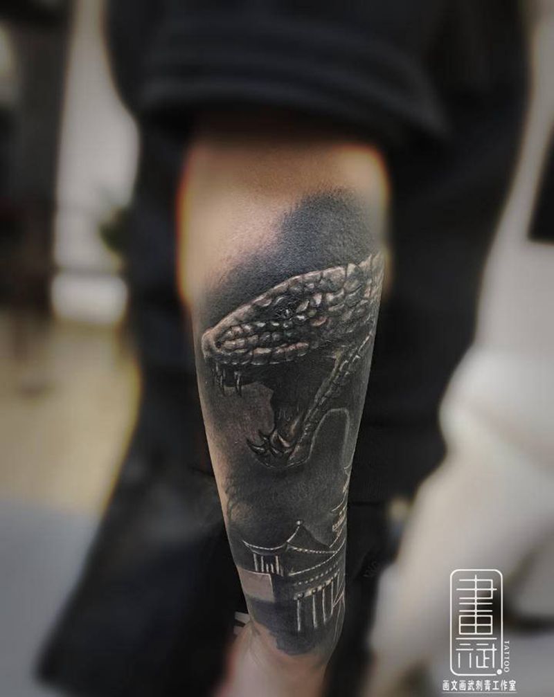遮盖纹身图片_手臂欧美写实遮盖蛇暴力遮盖纹身图案