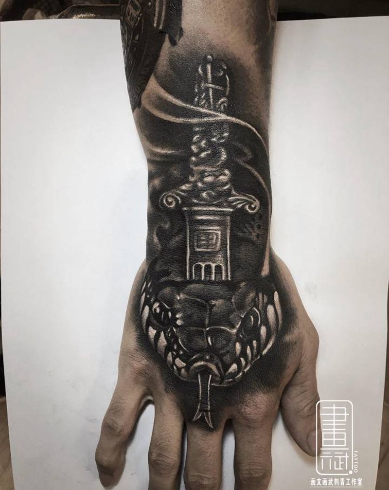 蛇纹身图片_手部欧美写实手背蛇遮盖纹身图案