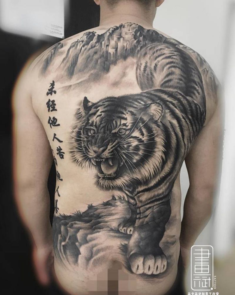 雄风震山川纹身图片_背部欧美写实老虎下山虎山纹身图案