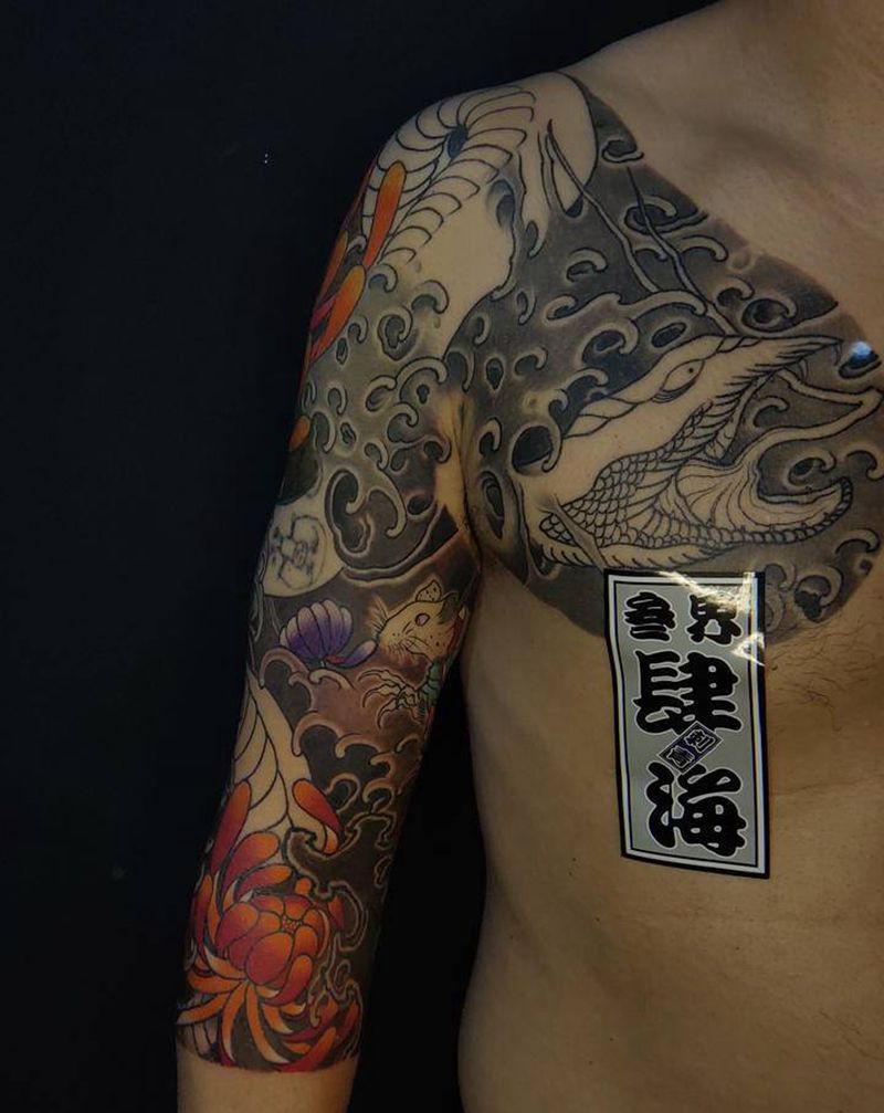 蛇纹身图片_手臂胸部老传统蛇菊花半胛纹身图案