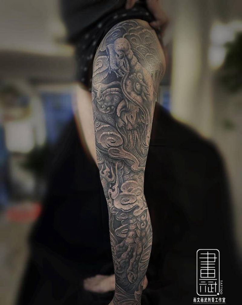 石雕盘龙花腿纹身图片_腿部欧美写实石雕龙花腿纹身图案