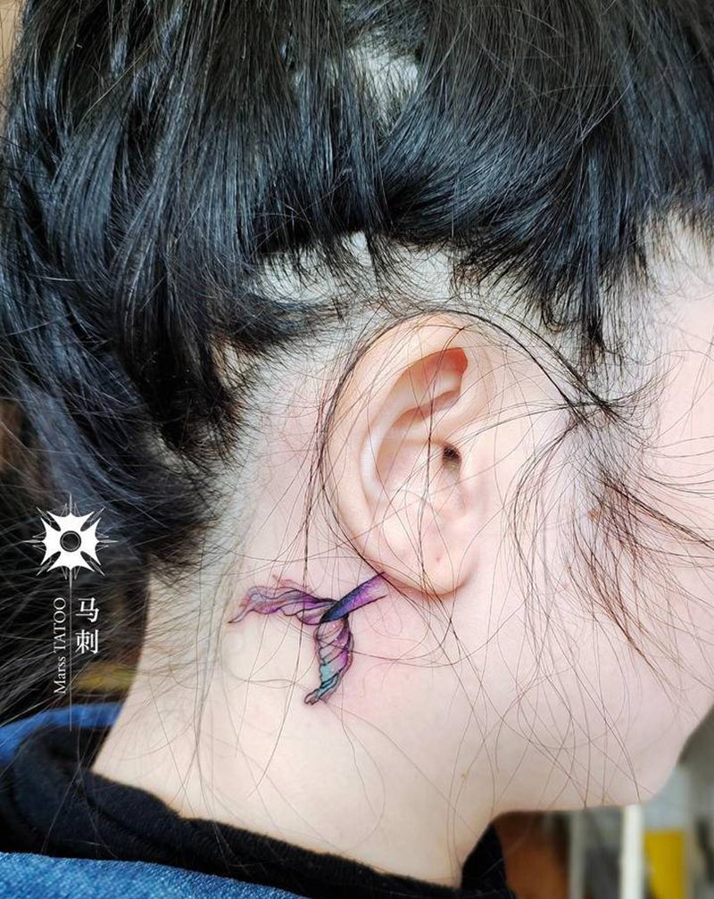鱼尾纹身图片_颈部纹身图案