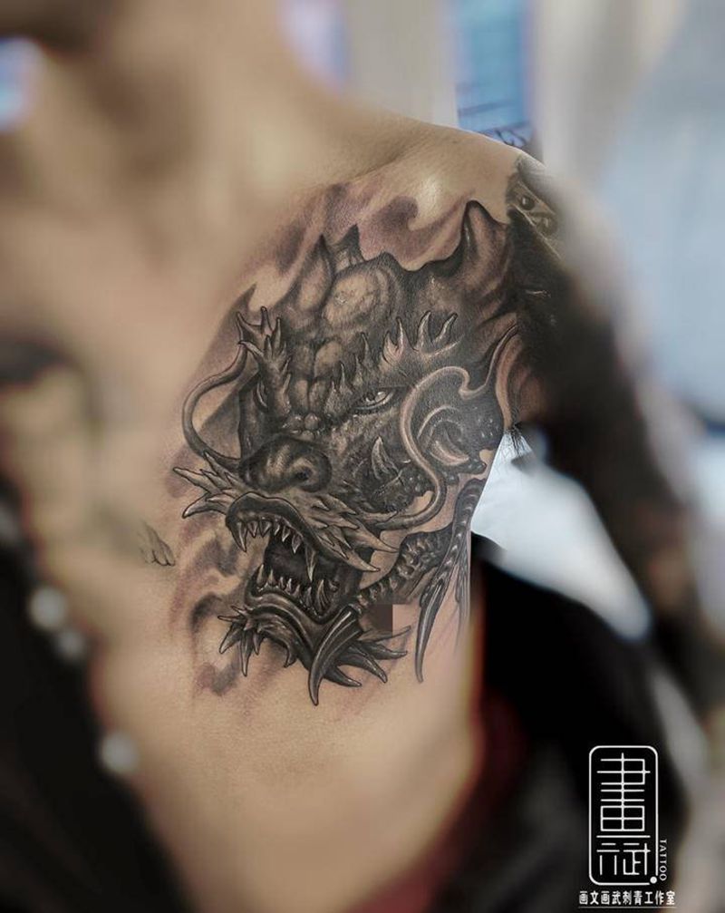遮盖纹身图片_胸部欧美写实龙遮盖花胸纹身图案