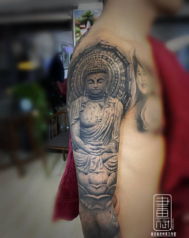 大日如来纹身图片_手臂欧美写实大日如来石雕石雕佛像纹身图案