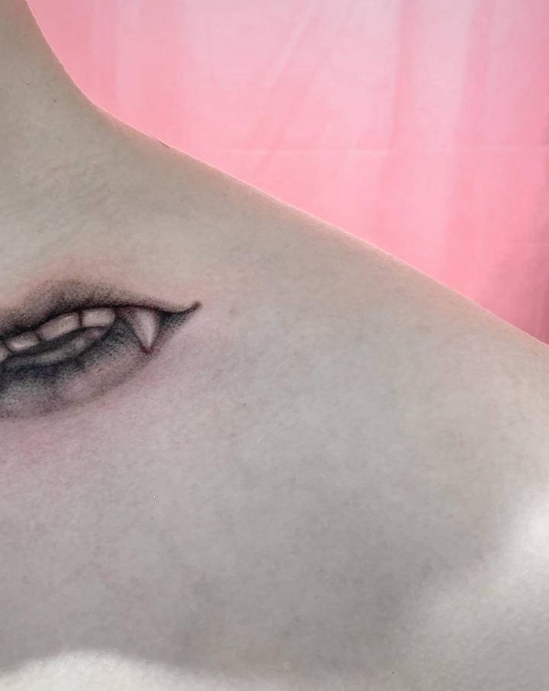 唇纹身图片_颈部点刺欧美写实锁骨吸血鬼嘴唇纹身图案